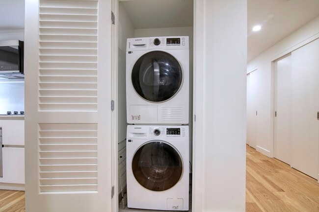 Building Photo - 3460 Rue Peel