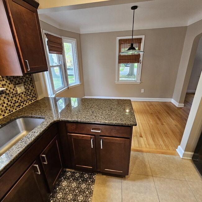 Building Photo - This charming 3-bedroom, 1.5-bathroom hous...