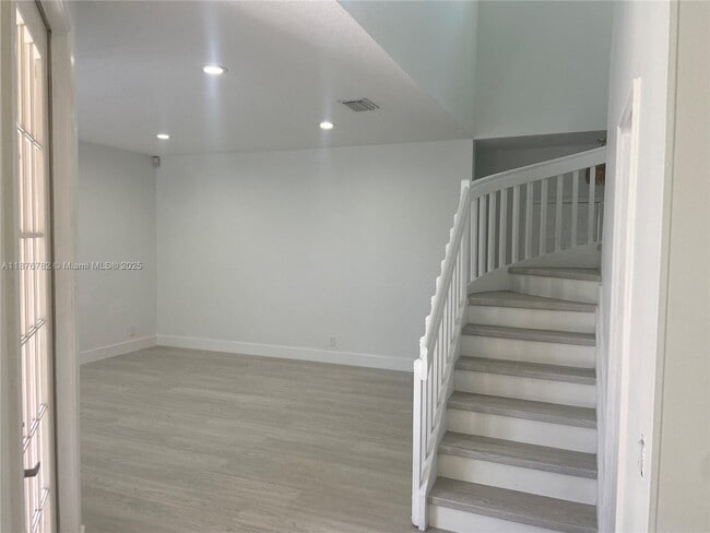 Foto del edificio - 241 E Bayridge Dr