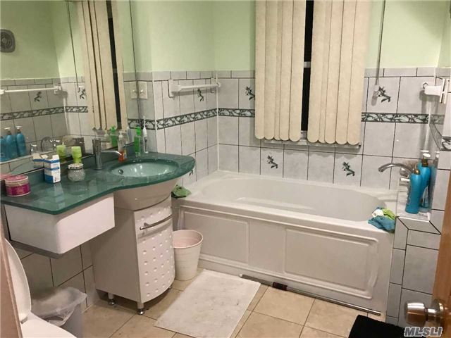 Foto del edificio - 81-37 166th St