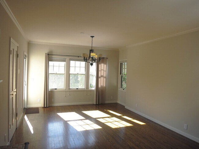 Building Photo - 2bed/2.5bath - End unit Condo. Hardwood fl...