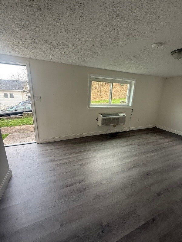 Foto del edificio - 1300-1330 Windsor Avenue - 1302 B