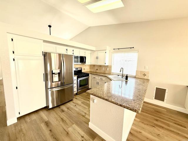 Building Photo - 24399 Oakridge Cir