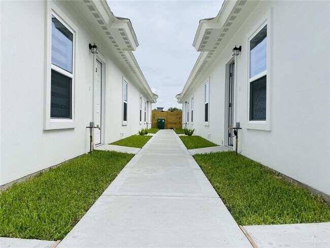 Building Photo - 9 West Dr