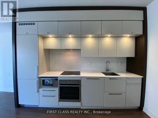 Building Photo - 15 Grenville St