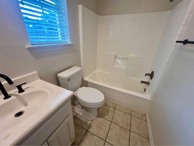 Foto del edificio - 10605 Rayburn Way