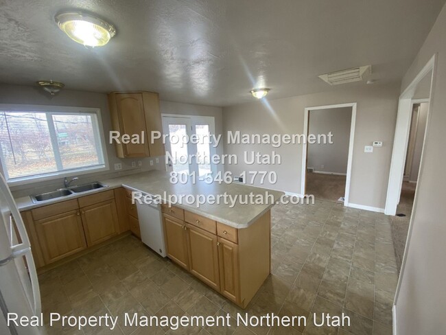 Building Photo - 3 br, 1 bath House - 219 E. Crestwood Rd.