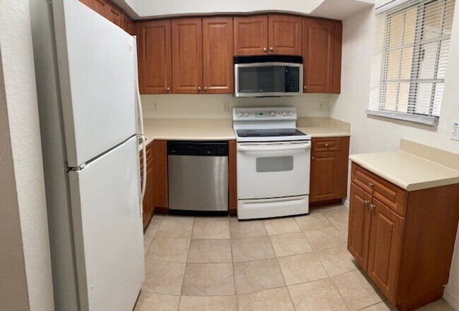 Building Photo - 2/ 2  Condo off Six Mile Cypress