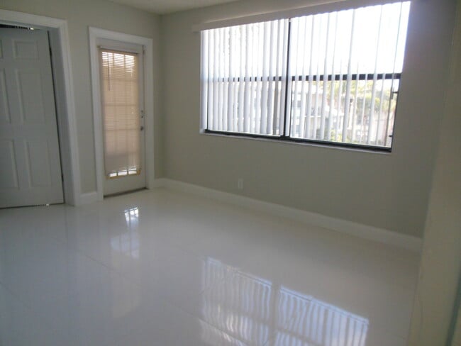 Photo - ONE BEDROOM ONE BATHROOM! WATERFRONT COMMUNITY! Apartment