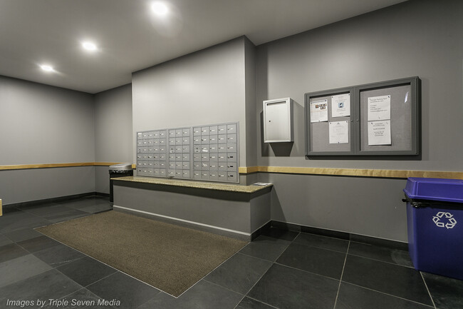 Building Photo - 873 N Larrabee St