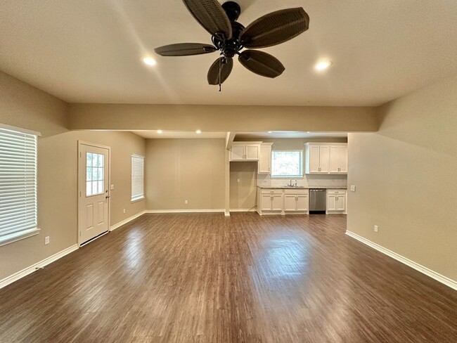 Building Photo - Exceptional 3-bedroom, 2-bathroom home in ...