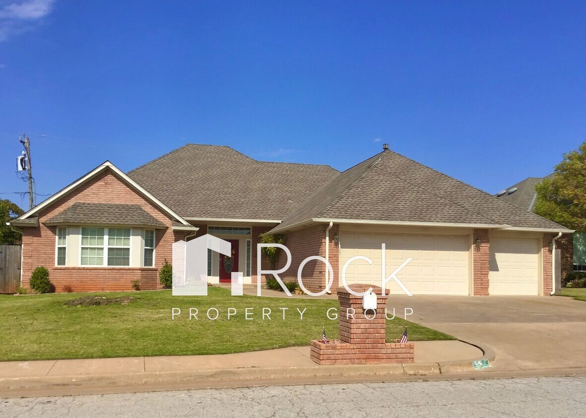 Primary Photo - Need space? Take a look at this 4 Bedroom/...