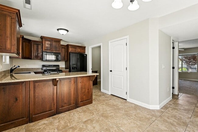 Foto del edificio - 3 bedroom- 2.5 bath Townhouse