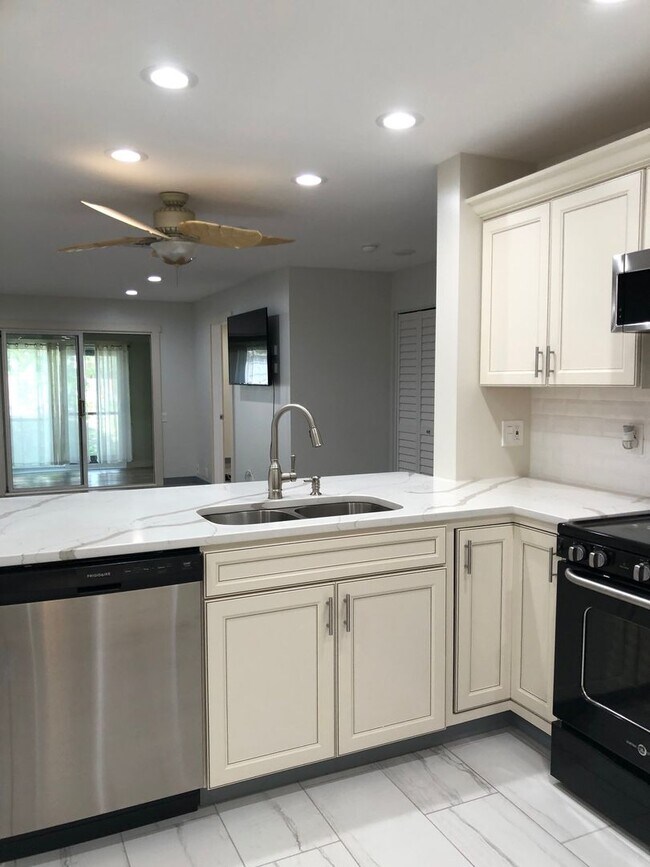 Building Photo - Central Clearwater Condo Remodel