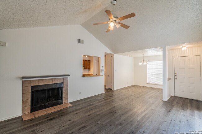 Foto del edificio - 7006 Silver Canyon