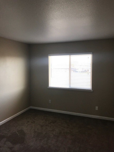Building Photo - Spacious 5 Bedroom 3 Bath Tracy Home