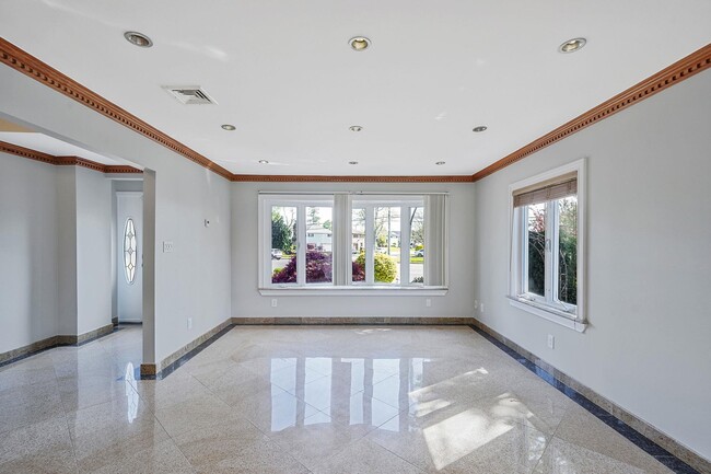 Foto del edificio - 1072 Hicksville Rd