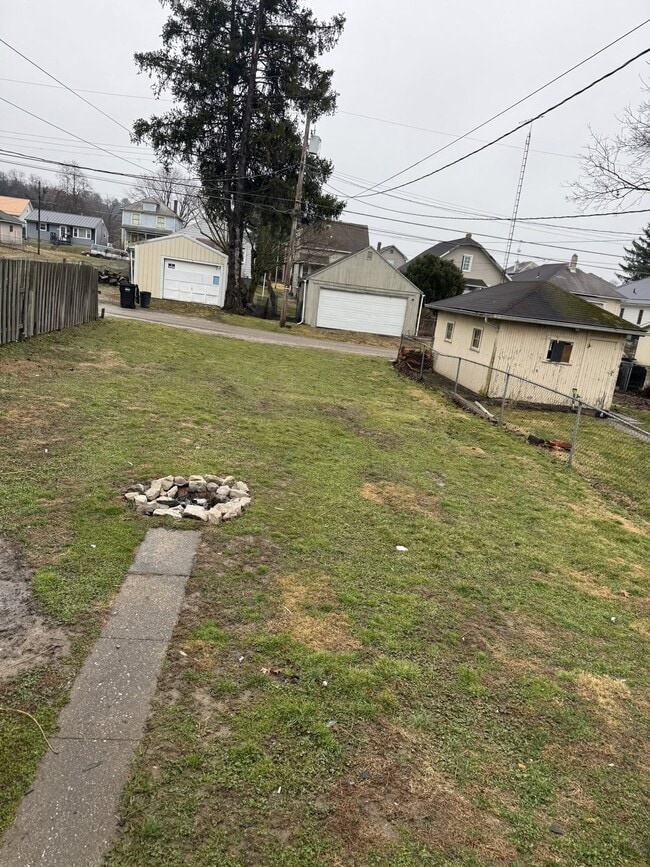 Building Photo - 724 Luck Ave