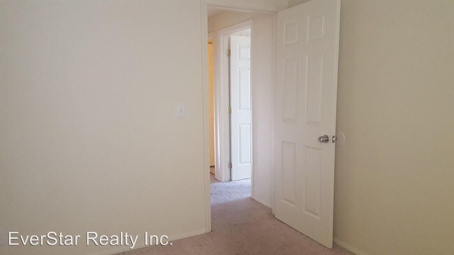 Building Photo - 4 br, 2 bath House - 402 E 9th Place