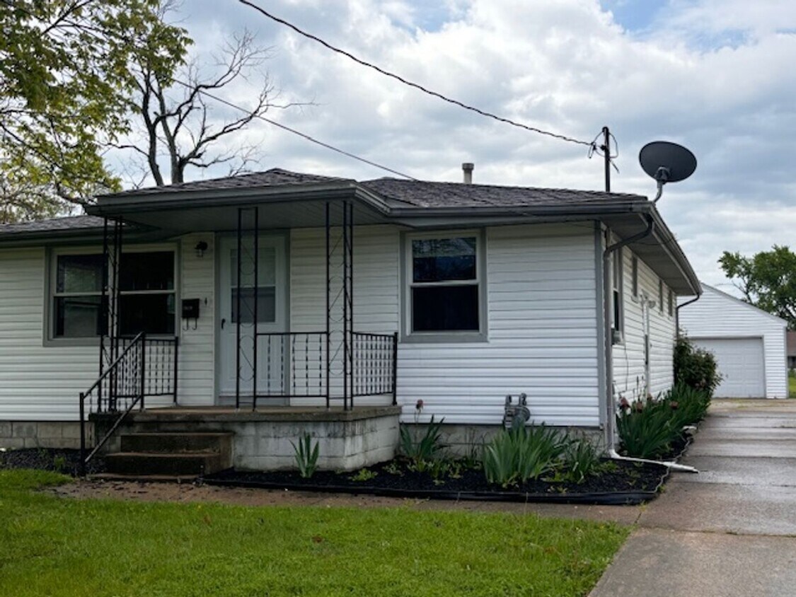 Foto principal - Charming 3 Bedroom 1 Bath Ranch Home