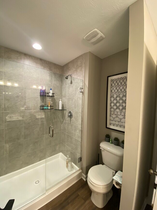 Foto del edificio - 270 N Warman Ave