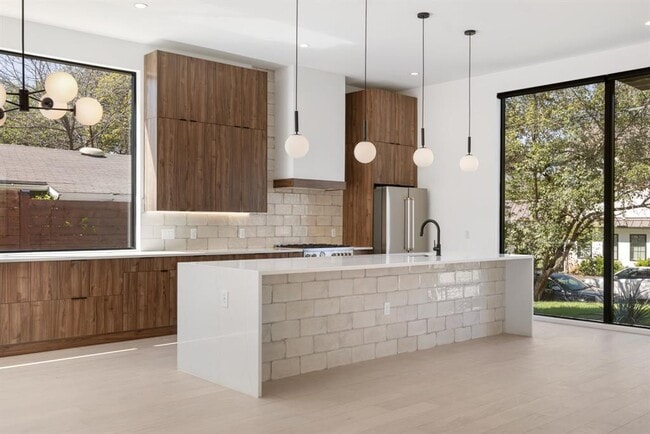 Foto del edificio - 2411 Winsted Ln