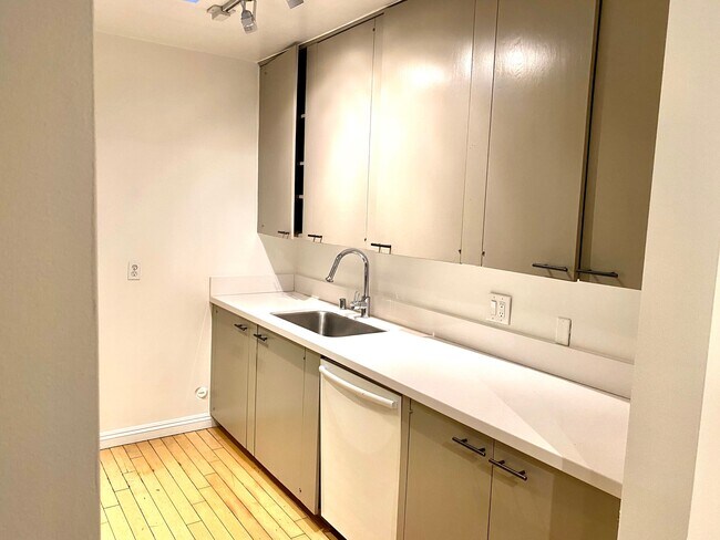 Building Photo - 931 Stratford Ct