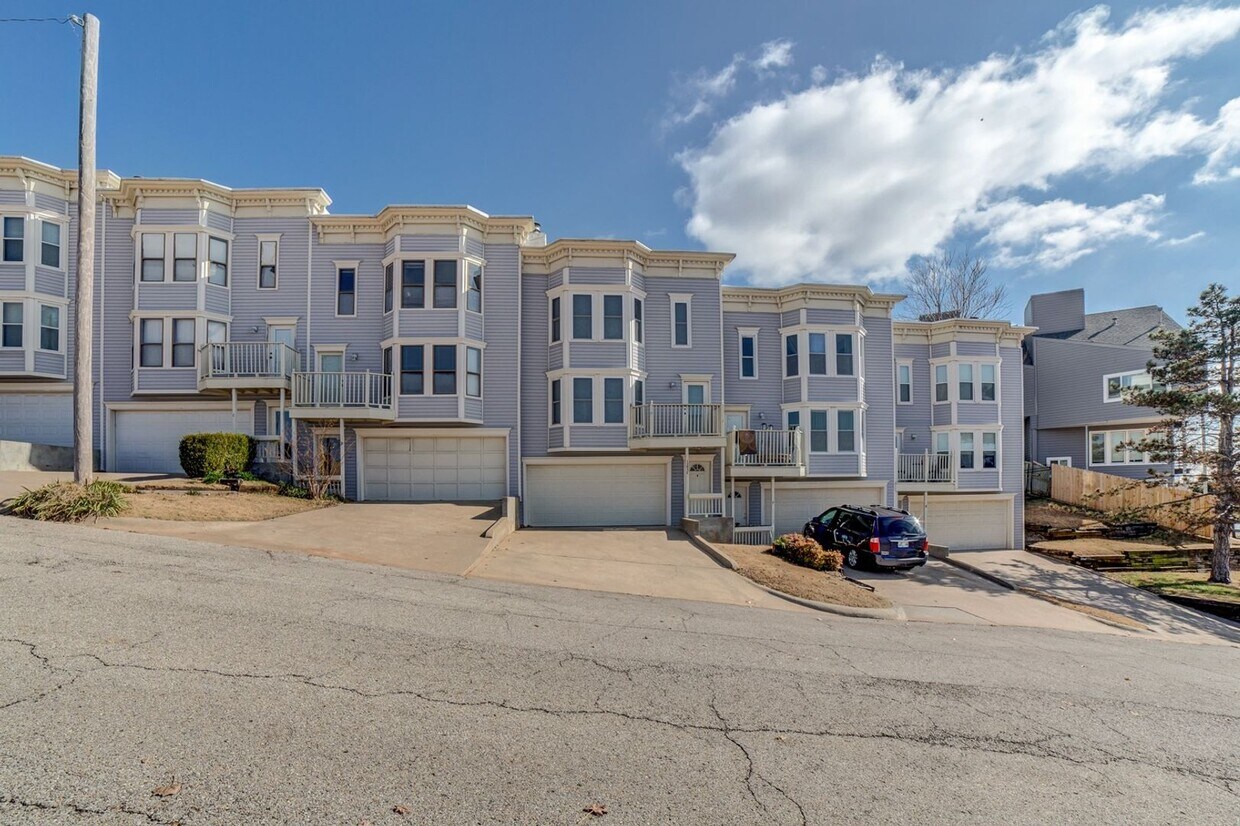 Primary Photo - Riverview - Stunning 2 bed 2 bath Townhous...