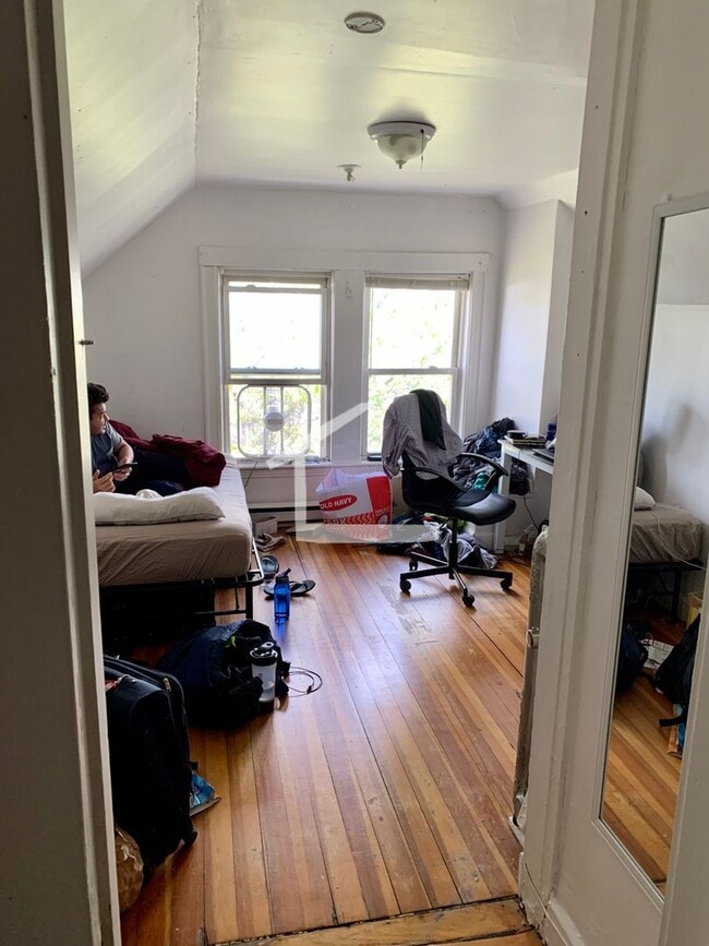 Building Photo - Big 6-Bed 2-Bath Comm Ave Allston/Brighton