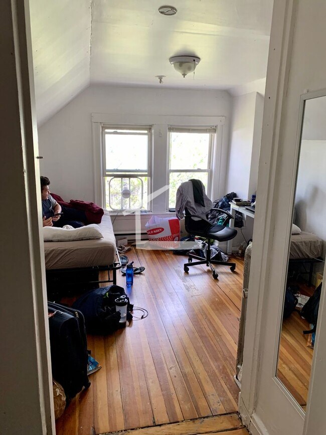 Foto del edificio - Big 6-Bed 2-Bath Comm Ave Allston/Brighton