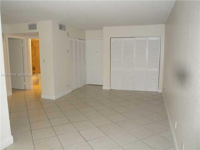 Foto del edificio - 17021 N Bay Rd