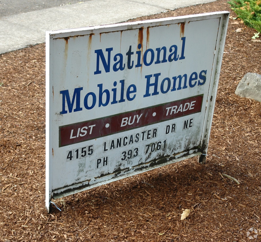 Building Photo - 4155 Lancaster Dr NE