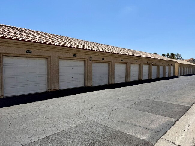Building Photo - Spectacular condo in the heart of Green Valley