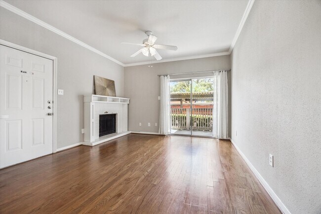 Foto del edificio - 4041 Drake St