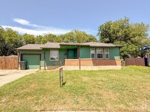 Building Photo - 905 Diamond Cir