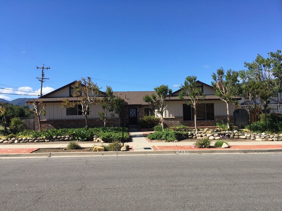 Foto principal - Charming Vintage 3BR/1.5BA Corner Lot Home...