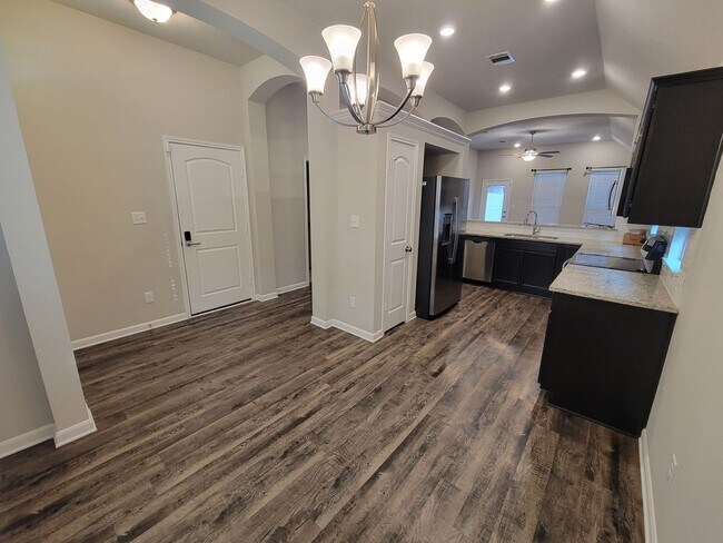 Foto del edificio - Bryan - 3 bedroom / 2 bath / 2 car garage house with fenced in back yard.