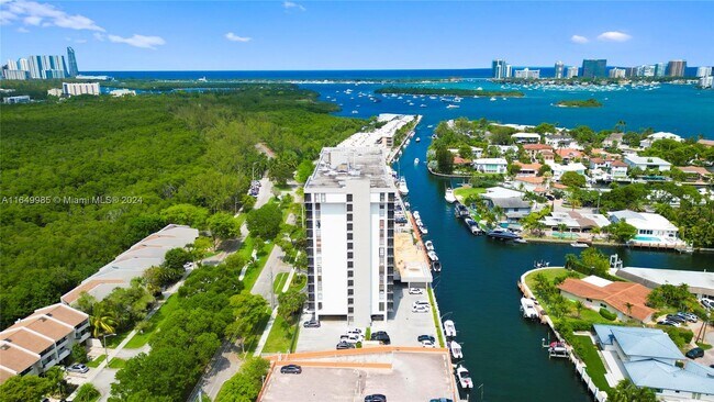 Foto del edificio - 2500 NE 135th St