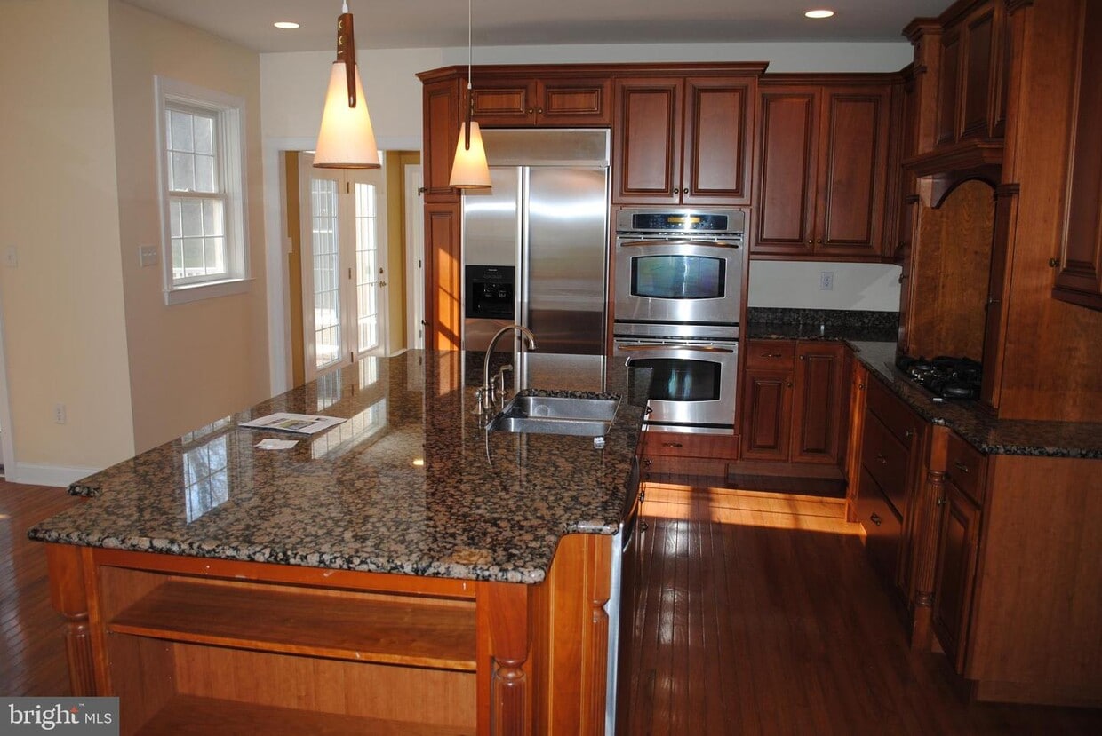Primary Photo - 1550 Knobb Hill Ln