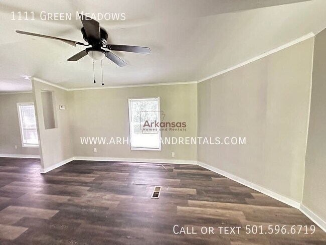Building Photo - 1111 Green Meadows Dr
