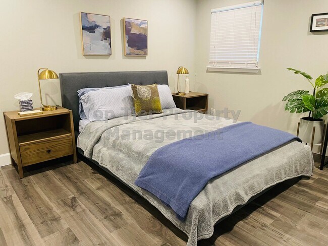 Building Photo - Beautifully updated 3 Bed / 2 Bath / 1,584...