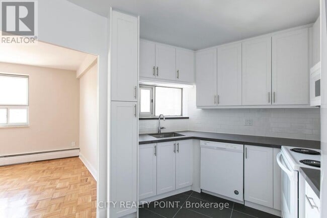 Building Photo - 9-509 Deer Park Crescent