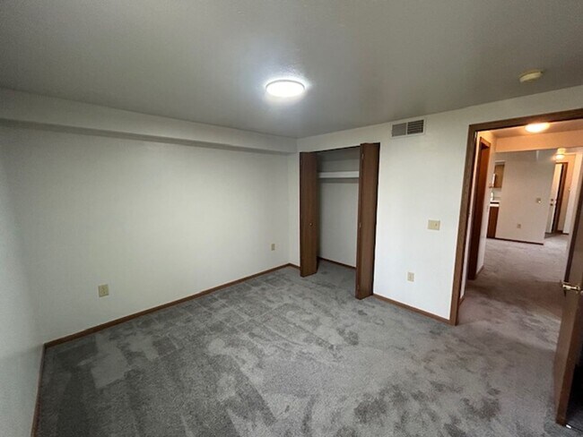 Building Photo - 2 bedroom, 1 bath apartment with Central A...