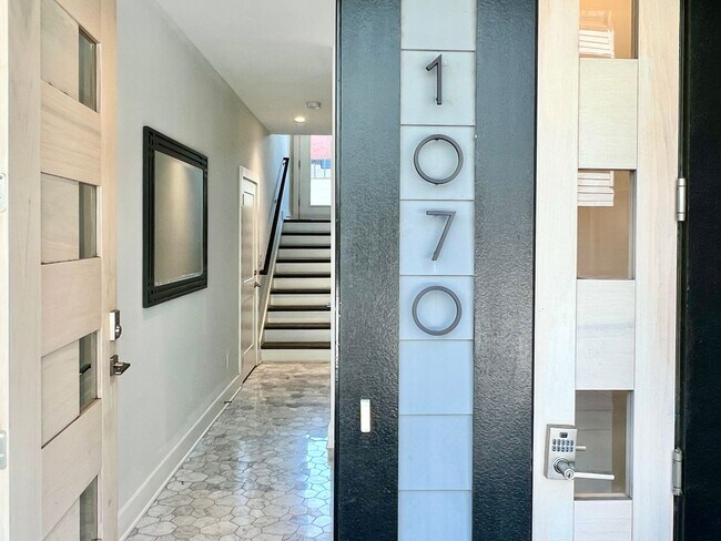 Building Photo - Modern Townhome with Roof Terrace in Dilworth Neighborhood Charlotte NC