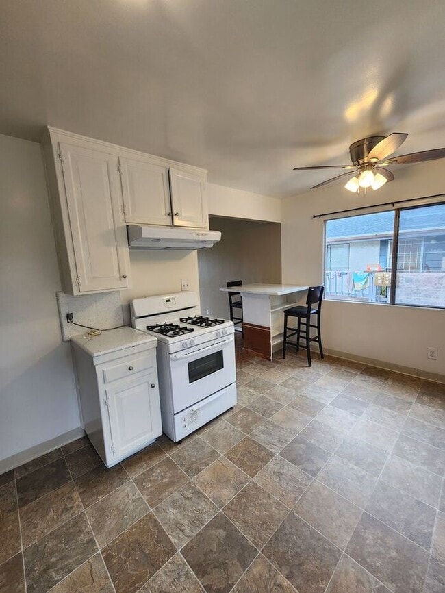 Building Photo - Spacious 2BR Duplex For Rent. Close to Sail Bay and only 6 Blocks to the Beach