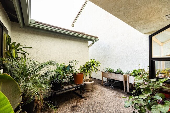 Foto del edificio - Charming 2 bed 2.5 bath townhome in oxnard