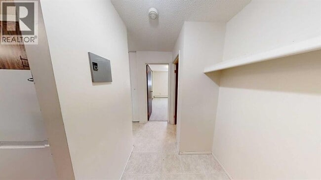Building Photo - 9656 Hillcrest Dr