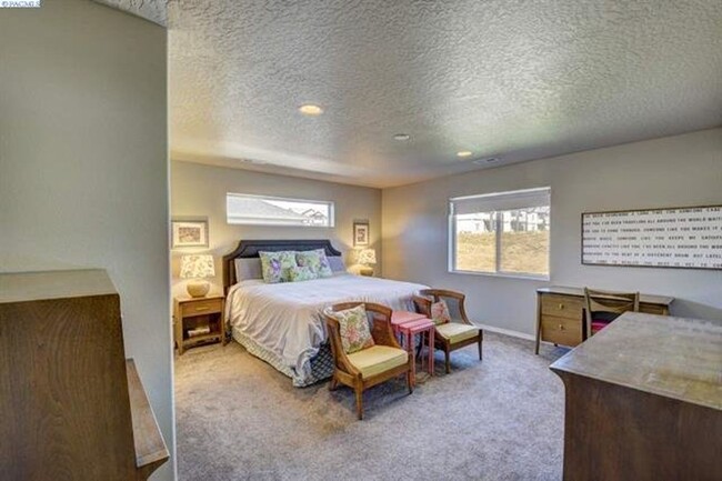 Building Photo - Immaculant 4BD/2.5BA Single Family Home on...