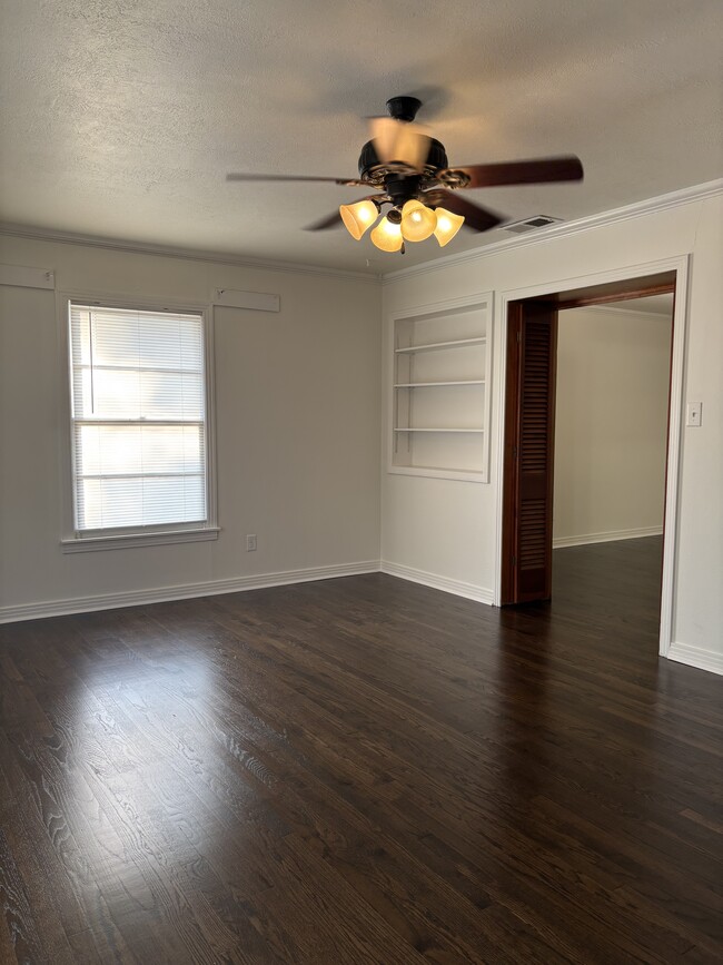 Living Room - 1300 E Hankerson St