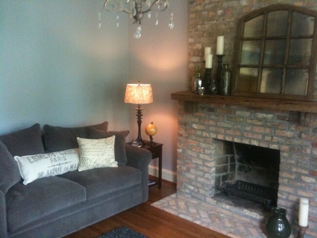 Living room - 3808 N Pine Grove Ave